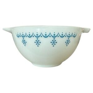 Pyrex Vintage Snowflake Blue 441- 1 1/2 PT Bowl